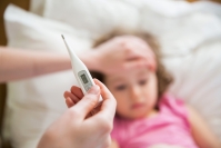 Lastentautien erikoislääkäri Hannu Nissinen neuvoo, miten pienen flunssapotilaan oloa voi helpottaa – katso viisi vinkkiä