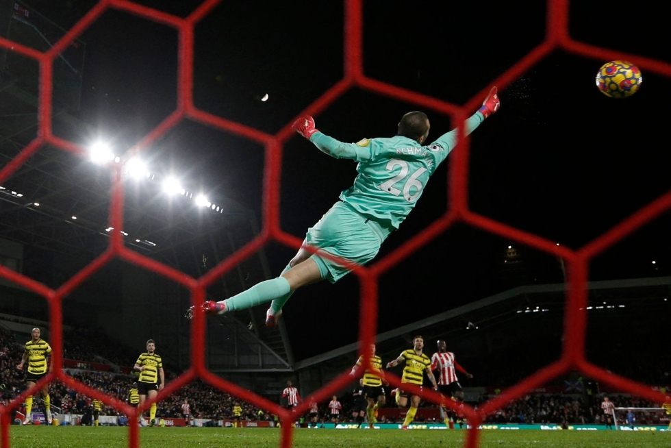 Sarjan häntäpäässä roikkuvalle Watfordille tappio oli jo neljäs perättäinen. Kuvassa etualalla Watfordin maalivahti Daniel Bachmann. LEHTIKUVA/AFP