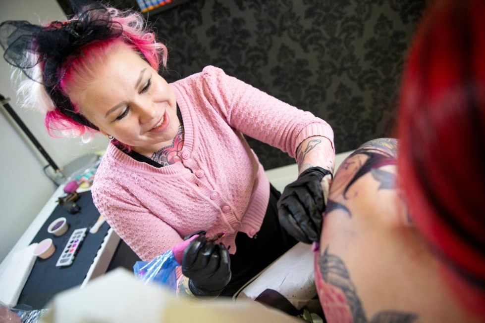 Ainakin 89 miljoonalla eurooppalaisella on tatuointi. Tatuoimassa mikkeliläinen Hanna "Pinky" Paakkari, tatuoitavana joensuulainen Jennamiia Jokela.