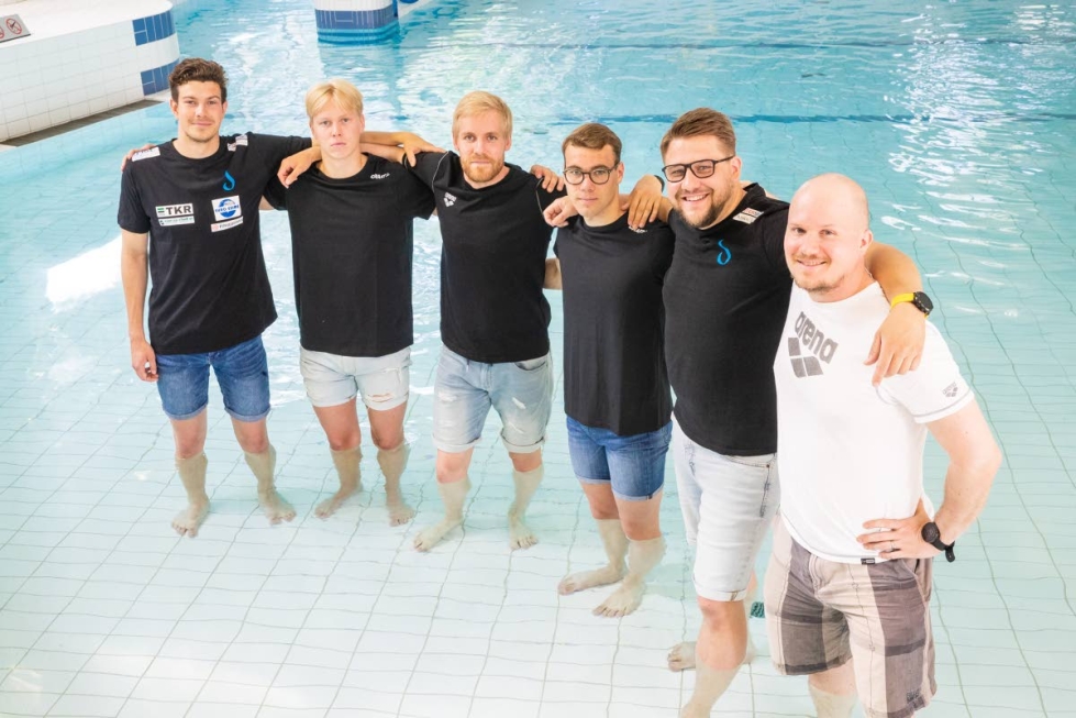 Joensuun Uimaseura lähettää 16 uimarin joukkueen Espoon lyhyen radan SM-kisoihin. Arkistokuva viime kesältä, jolloin JoUS saavutti runsaasti menestystä pitkän radan SM-kisoista.