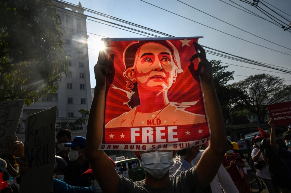 Nobel-palkittu Aung San Suu Kyi on ollut pidätettynä sen jälkeen, kun kenraalit järjestivät vallankaappauksen ​​1. helmikuuta. Kuva on vallankaappausta vastustaneesta mielenosoituksesta helmikuulta. LEHTIKUVA / AFP