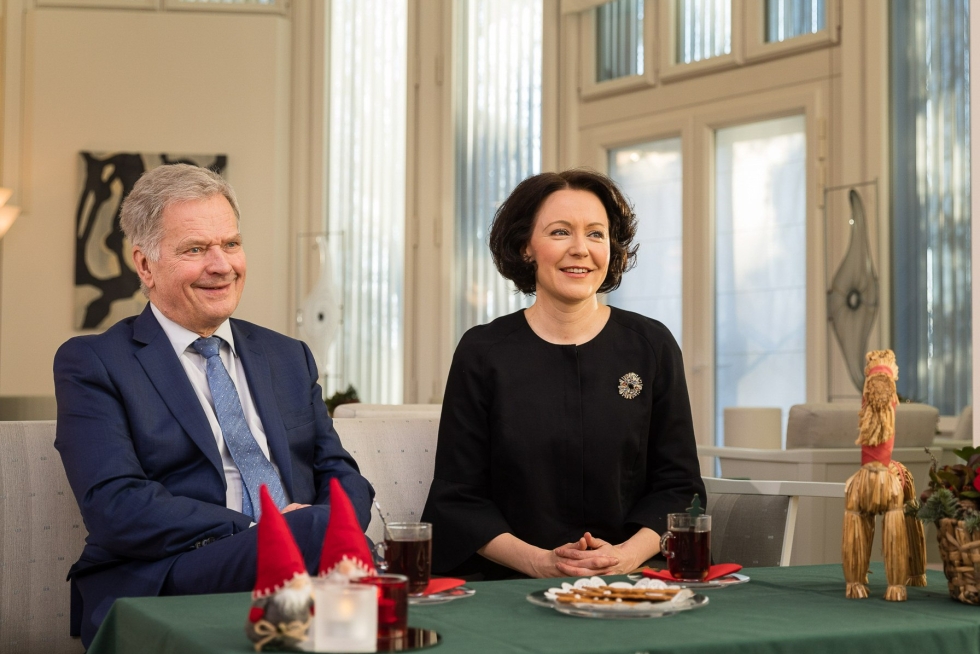 Presidentti Sauli Niinistö ja puoliso Jenni Haukio vastaanottivat perinteiset joulutervehdykset etäyhteyksin. LEHTIKUVA / HANDOUT / JON NORPPA /TASAVALLAN PRESIDENTIN KANSLIA