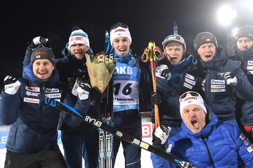 Suomen joukkue tuuletti Tero Seppälä (keskellä) huippuonnistumista viime sunnuntaina Östersundissa.