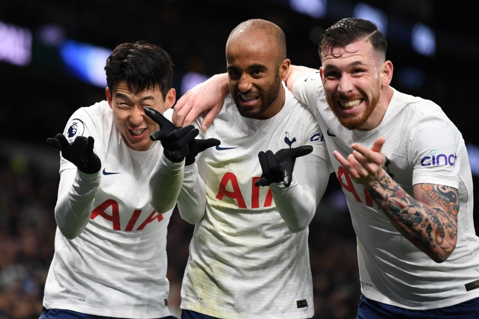 Tottenhamin Son Heung-Min (vasemmalla), Lucas Moura ja Pierre-Emile Hojbjerg juhlivat maalia. LEHTIKUVA/AFP