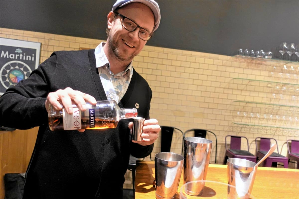 Baarimestari Timo Siitonen loihtii aidon 30-lukulaisen cocktailin koekeittiössä.
