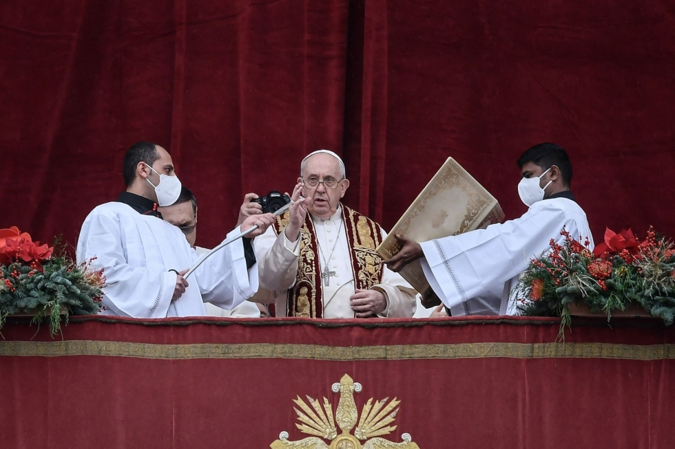 Paavi palasi tänä vuonna pitämään joulupuheensa Pietarinaukiolle  katsovalta parvekkeelta. LEHTIKUVA/AFP