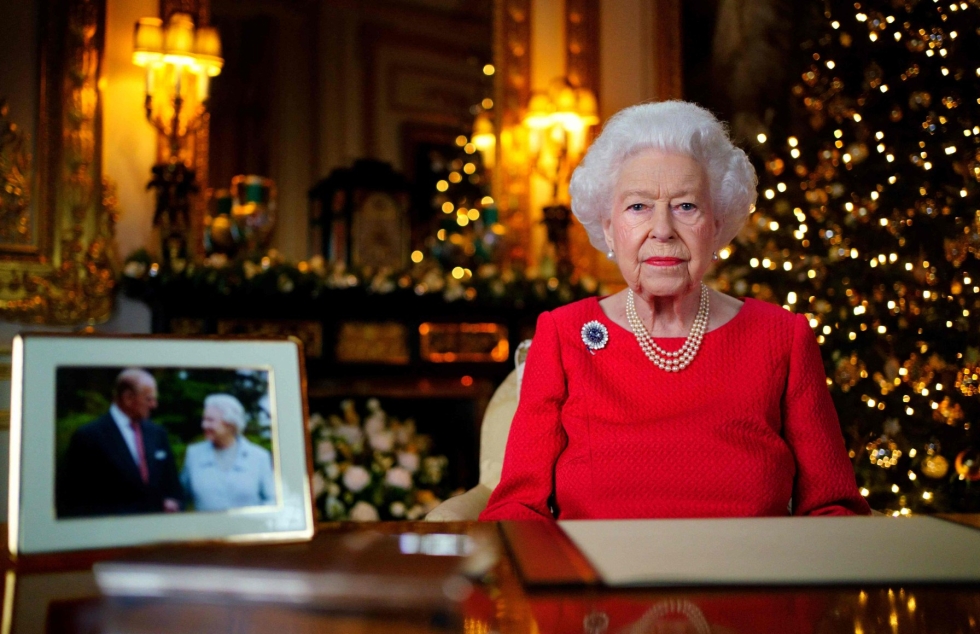 Viime viikolla kuvatussa videopuheessa kuningatar Elisabetin pöydällä on kehystetty valokuva, joka on otettu parin timanttihääpäivänä vuonna 2007. LEHTIKUVA / AFP