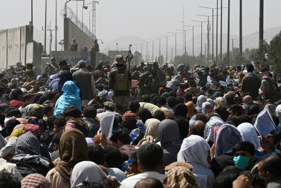 Passien käsittely keskeytyi pian ääriliikkeen noustua valtaan. Elokuussa väkeä pyrki lentokentälle Kabulissa päästäkseen lähtemään maasta. Lehtikuva/AFP
