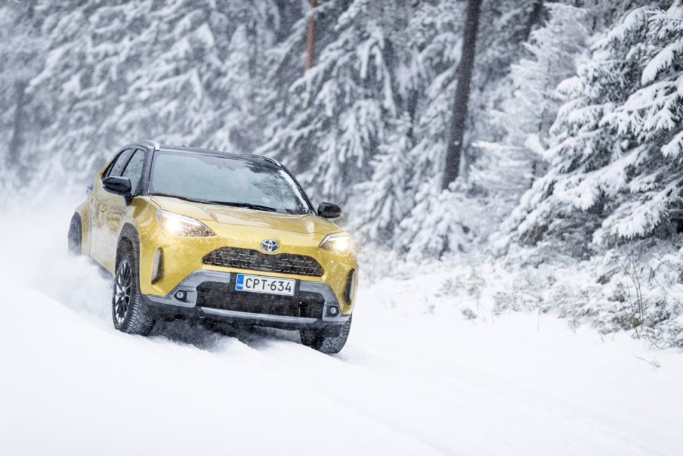 Toyota Yaris Crossin nelivetomallille maistuu hieman lumisempikin tie.