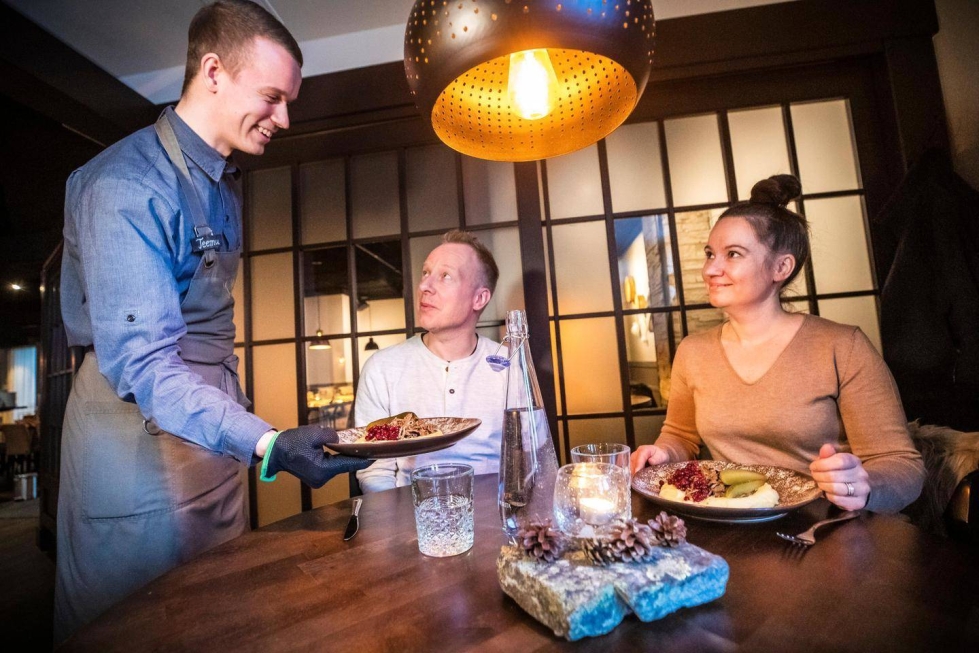 Joulukattauksissa on paljon vaihtoehtoja. Lapland Hotels Kuopion ravintolapäällikkö Teemu Kurikka tarjoilee joululounasta Mika ja Niina Kaarakaiselle Gallá Kitchen & Barissa.