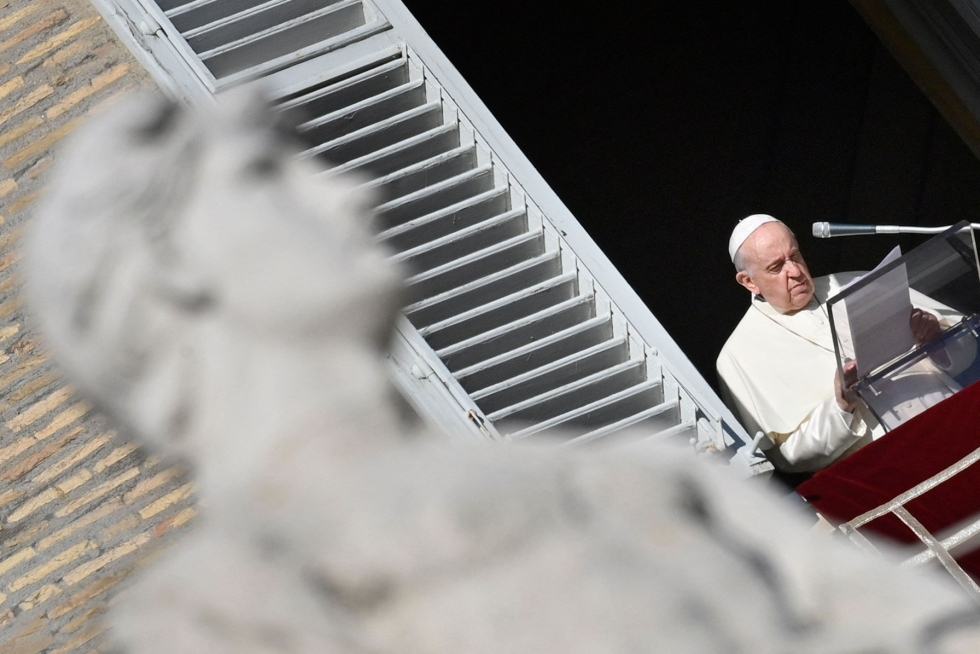 El Pais -lehti kertoo toimittaneensa paavi Franciscukselle joulukuun alussa 385-sivuisen raportin asiasta. Paavi kuvattiin Vatikaanissa sunnuntaina viikottaisessa rukoushetkessä. LEHTIKUVA / AFP