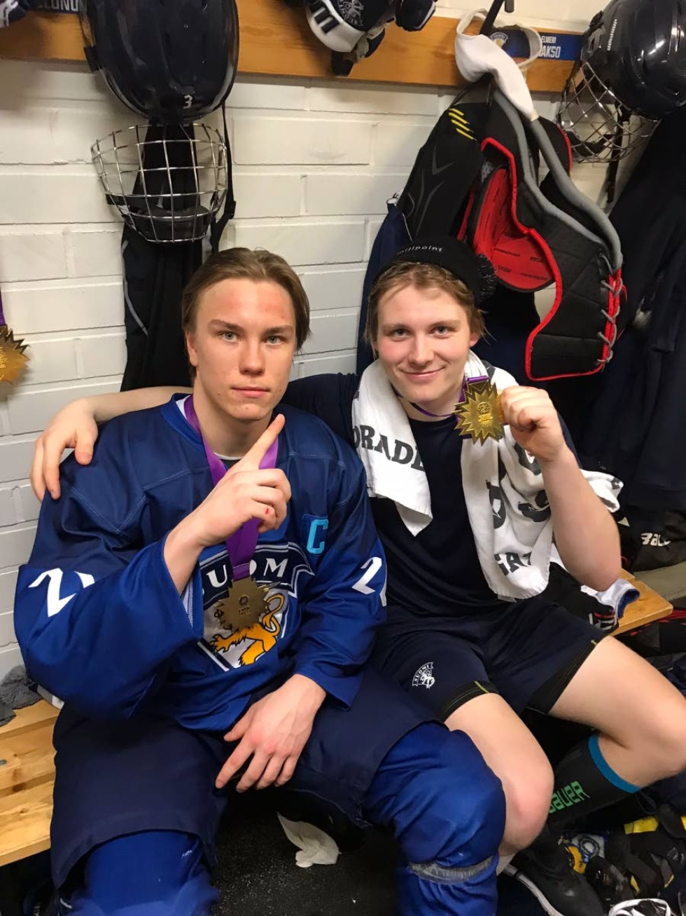 Jokipoikien kasvatit Aleksanteri Kaskimäki (vas.) ja Elmeri Laakso saivat kultaiset mitalit kaulaansa Nuorten olympiafestivaalien kiekkoturnauksen päätteeksi.