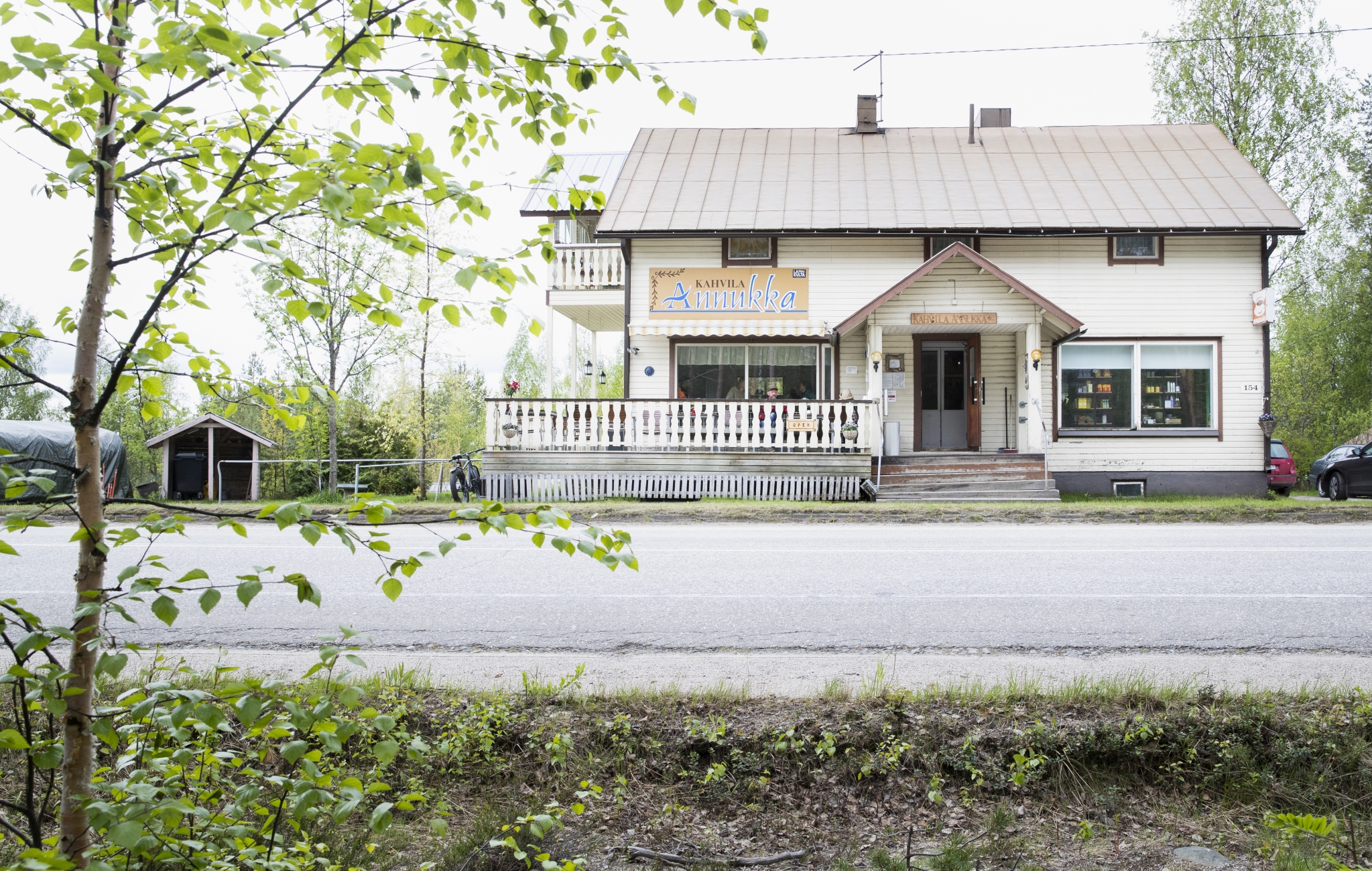 Lieksan syrjäkylällä kahvilaa pyörittävä Annukka Kaltiainen, 60, on  sisustanut kotinsa takahuoneeseen, baarin kanta-asiakkat auttavat  arkiaskareissa - 