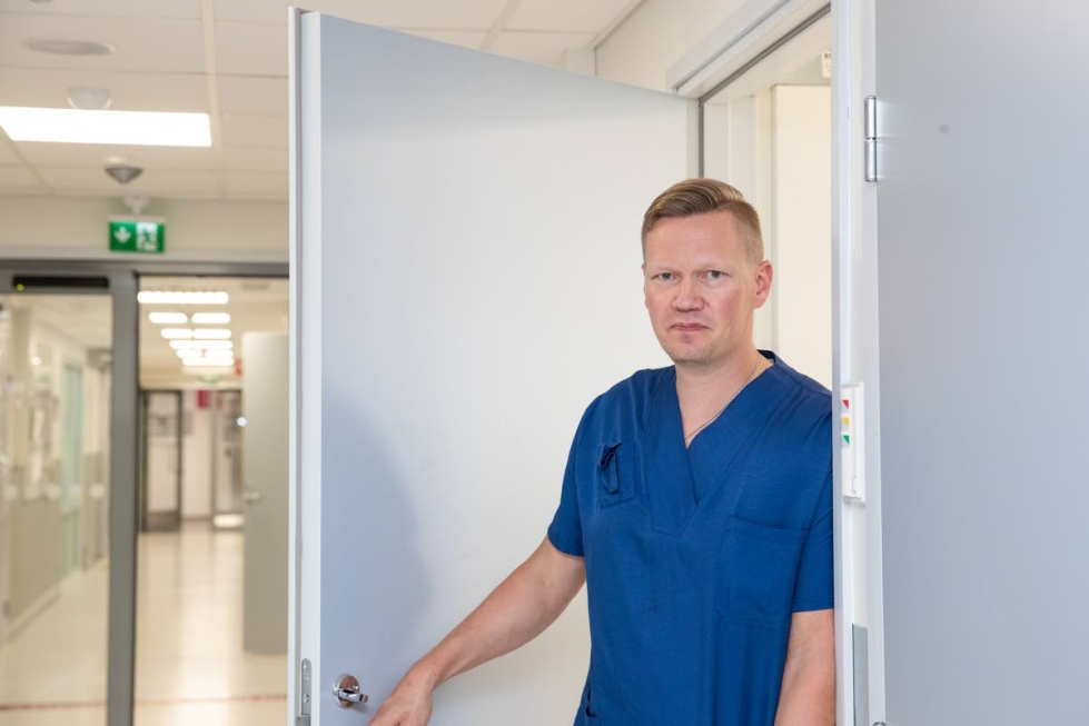 Sydänkeskuksen ylilääkäri Tuomas Rissanen on huolissaan niin lääkärien kuin hoitajienkin jaksamisesta. Myös Sydänkeskuksessa on ollut poissaoloja uupumisen takia.
