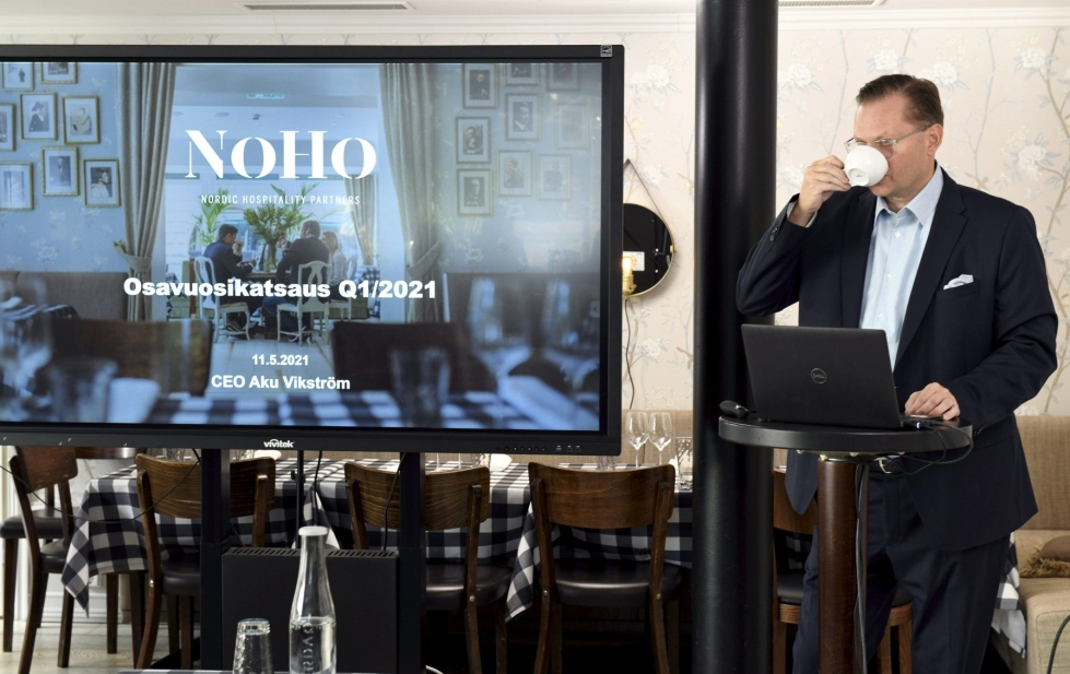 Ravintolakonserni NoHo Partnersin toimitusjohtaja Aku Vikström esitteli yhtiönsä osavuosikatsausta toukokuussa. LEHTIKUVA / HEIKKI SAUKKOMAA