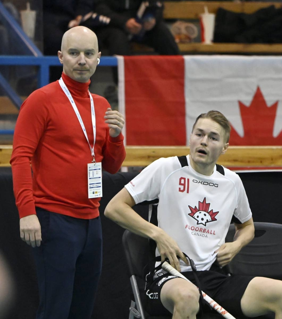 Otto Moilanen toimi Kanadan päävalmentajana Helsingin MM-kisoissa. Moilasen vierellä Kanadan ykköspelaaja Valtteri Viitakoski.