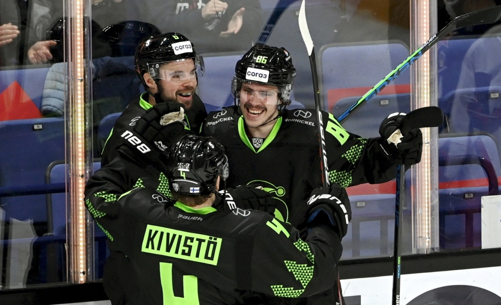 Jokereiden Kristjan Kombe juhlii ensimmäistä KHL-maaliaan 1-0 Tommi Kivistön ja Jesse Joensuun kanssa.
LEHTIKUVA / MARKKU ULANDER
