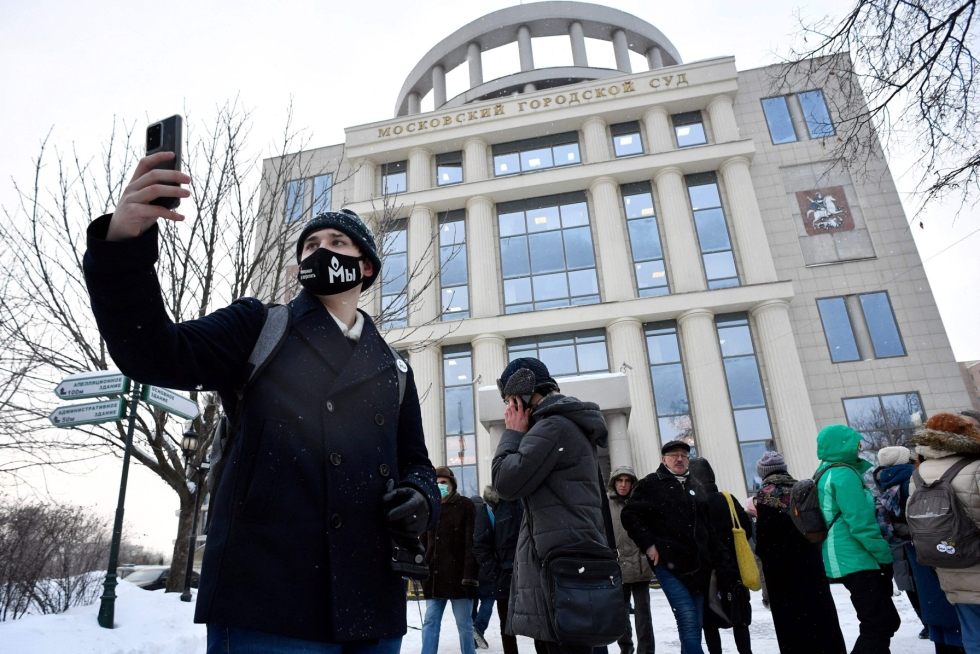 Memorial-järjestön tukijat odottivat päätöstä moskovalaisen oikeusistuimen ulkopuolella keskiviikkona. LEHTIKUVA/AFP 