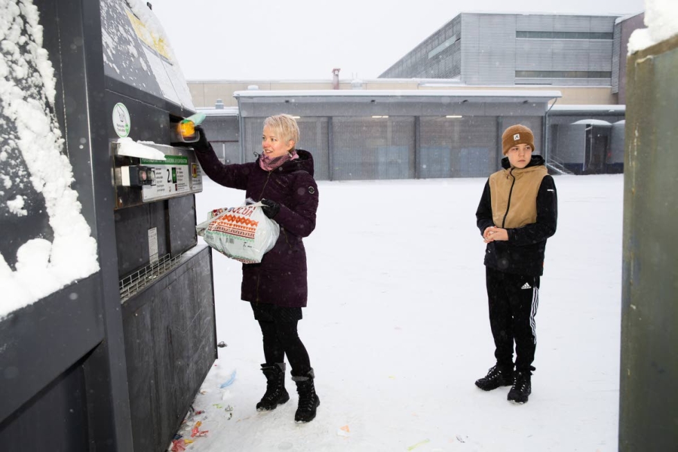 Niina Harviala toi muun muassa muovia kierrätyspisteelle Joensuussa keskiviikkona poikansa Ville Itkosen kanssa. 