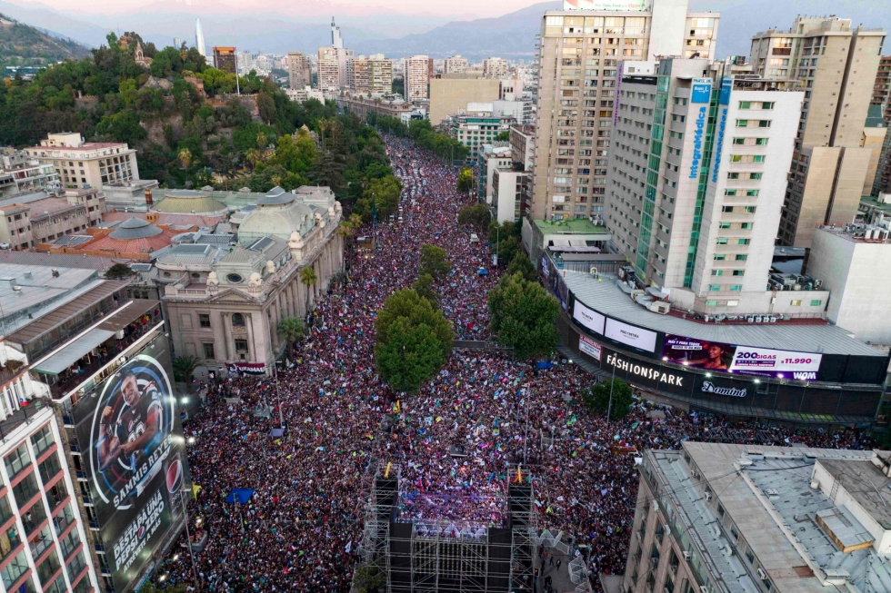 Chileläiset ovat juhlineet pääkaupunki Santiagon kaduilla Boricin voittoa. LEHTIKUVA/AFP