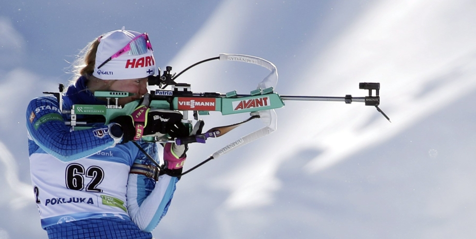 Suvi Minkkinen sijoittui 29:nneksi eli pisteille ampumahiihdon naisten maailmancupin pikakisassa Itävallassa. LEHTIKUVA / PRIMOZ JERONCIC