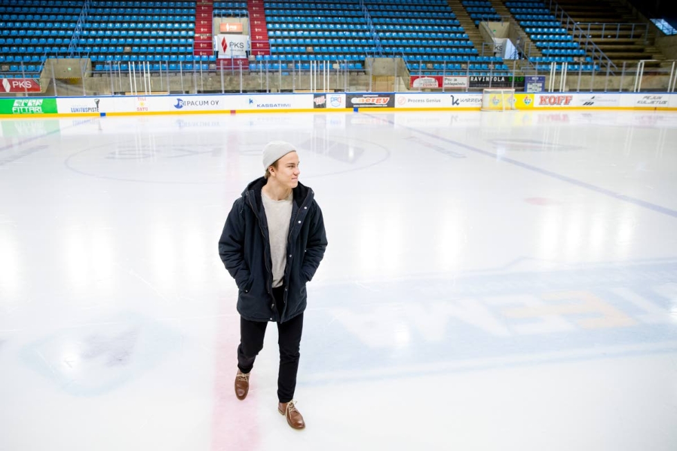 Perheensä luokse Joensuuhun jouluksi saapunut Aleksanteri Kaskimäki on saanut jääkiekko-oppinsa Mehtimäen jäähallissa.