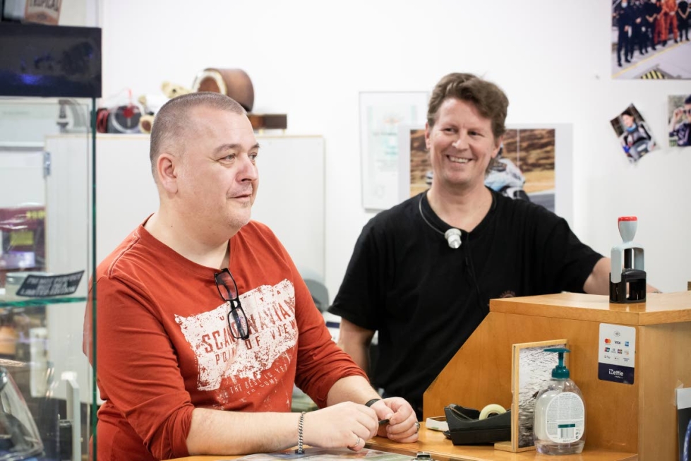Kaksikko, joka laittaa osaamisensa ja ideansa yhteen Pook-kellojen teossa. Vasemmalla suunnittelija Andreas Prepula ja oikealla kelloseppä Jani Ikonen.
