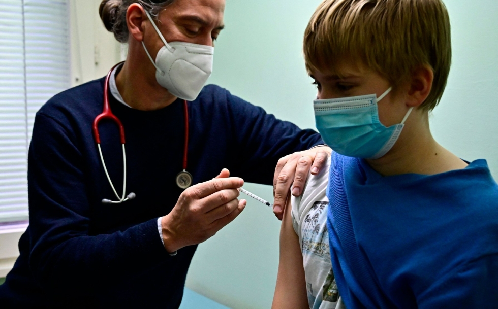 Lasten kattavat rokotukset alkoivat tänään esimerkiksi Saksassa, Espanjassa, Kreikassa ja Unkarissa. LEHTIKUVA/AFP