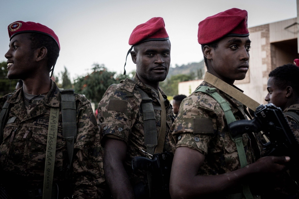 Etiopian asevoimien sotilaita partioi joulukuun alkupuolella Kombolchan kaupungissa, jonka Tigrayn kapinallisjoukot olivat vallanneet aiemmin. LEHTIKUVA / AFP