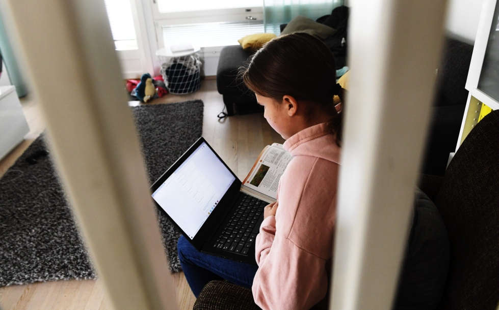 Kahdeksasluokkalainen tyttö etäopiskelee kotonaan Espoossa 27. huhtikuuta 2020.