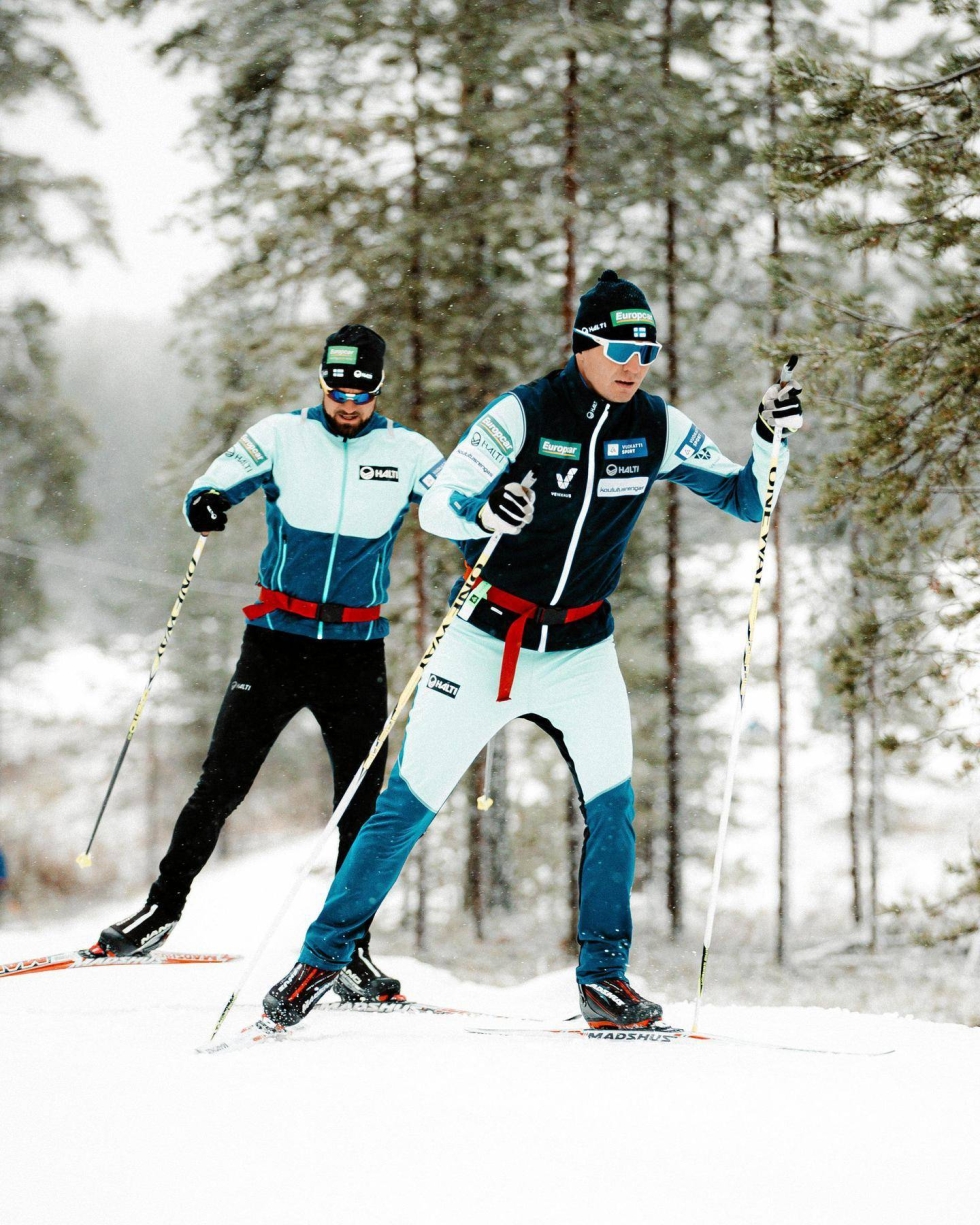 Yhdistetyn maajoukkueen päävalmentaja Petter Kukkonen (oik.) arvioi hiihtävänsä talven aikana 500-1 000 kilometriä. Tässä häntä peesaa maajoukkueen fysiikkavalmentaja Jari Hiekkavirta. 