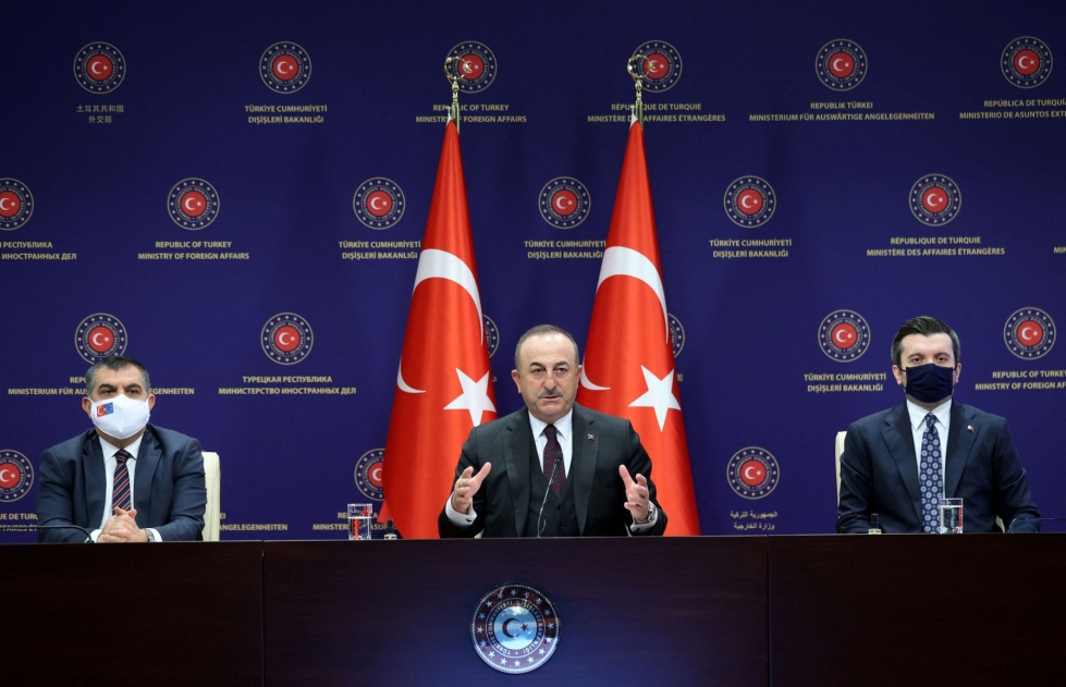 Turkin ulkoministerin Mevlut Cavusoglun (keskellä) mukaan Venäjän ja Naton tulisi käsitellä erimielisyyksiään suorissa neuvotteluissa. LEHTIKUVA / AFP