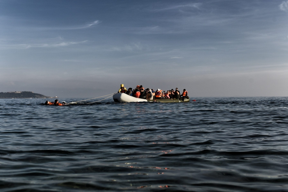 Kreikan vesillä on ollut viime aikoina poikkeuksellisen paljon ihmissalakuljetusta. Kuva siirtolaisia täynnä olevasta veneestä on Lesboksen saaren edustalta vuodelta 2016. AFP / LEHTIKUVA
