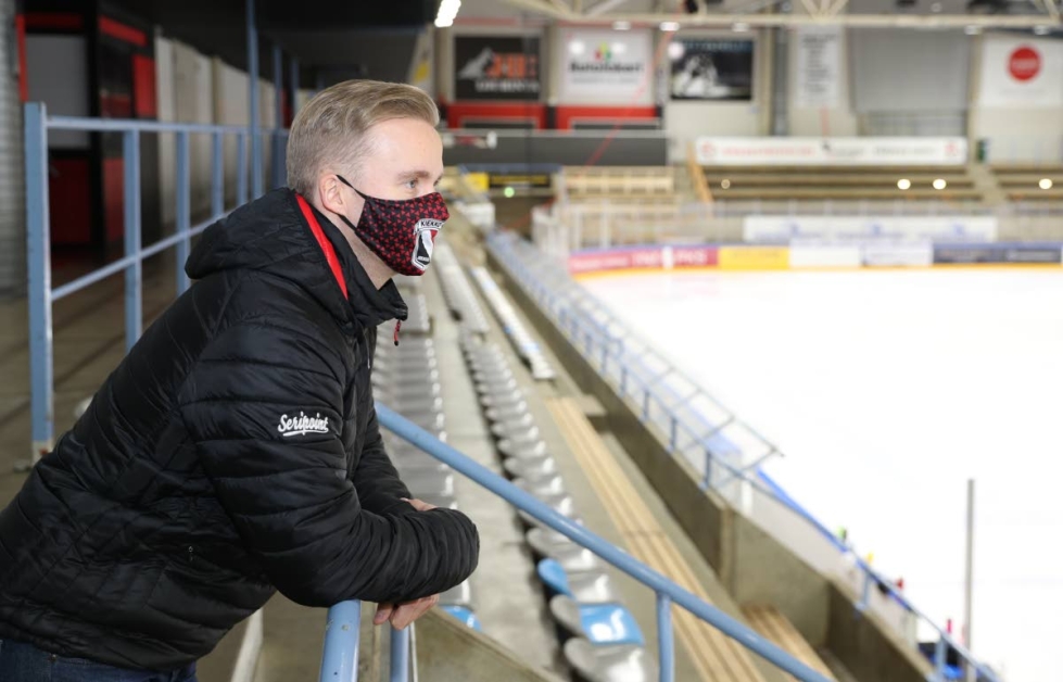 JoKP:n manageri Jaakko Lipponen ei ensimmäistä kertaa nojaile tyhjän jäähallin katsomon kaiteisiin. Arkistokuva.