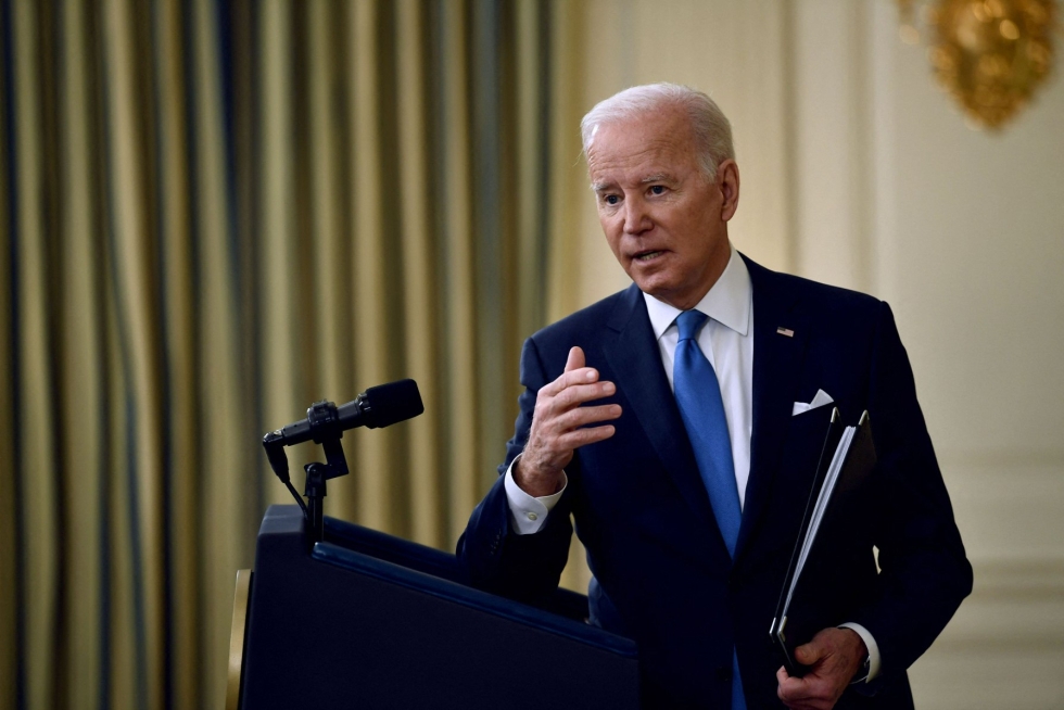 Meidän kaikkien tulisi olla huolissamme omikronista, mutta ei panikoida, Biden sanoi yhdysvaltalaisille. LEHTIKUVA / AFP