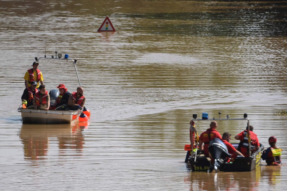 Länsi-Euroopassa kärsittiin viime kesänä pahoista tulvista. Ihmisiä pelastettiin veneisiin Saksan Erfstadtissa heinäkuun puolivälissä. LEHTIKUVA/AFP.
