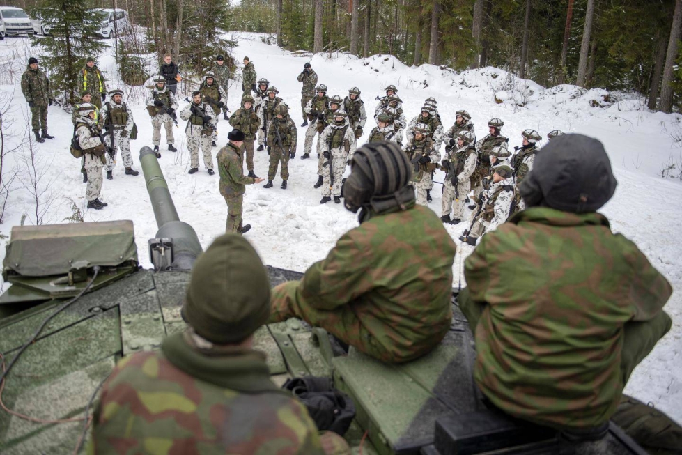 Luutnantti Teemu Lammi ohjeisti joukkoja Panssariprikaatin johtamassa Keski-Suomi 20 -paikallispuolustusharjoituksessa maaliskuussa 2020.