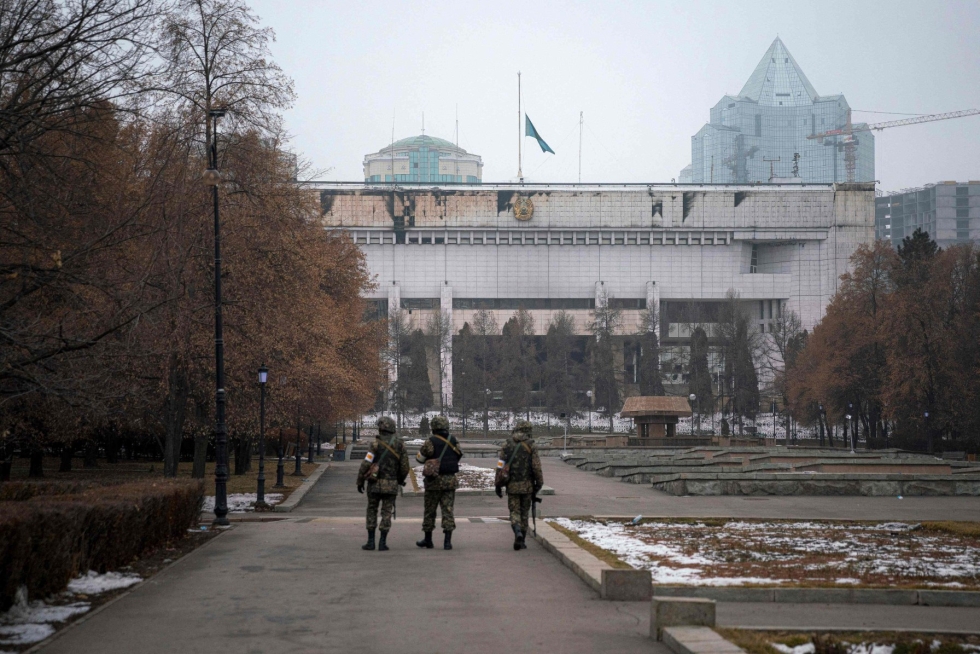Kazakstanilaiset sotilaat partioivat maan suurimman kaupungin Almatyn keskustassa maanantaina. LEHTIKUVA / AFP