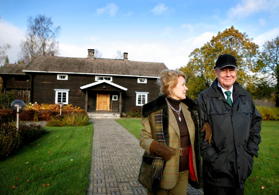 Kustuun päättyy patruunasuvun neliosainen tarina. Kuvassa Gustaf ja puolisonsa Tita-Maria Serlachius vuonna 2006, kun UPM osti Serlachiukselta Huhkojärven tilan.