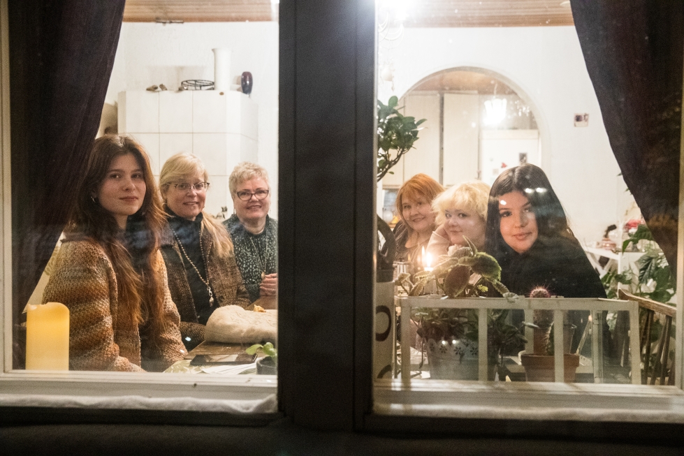 Äitien ja tyttärien ystävyys säilyy, vaikka asumismuodot muuttuvat. Yhdessä tämä kuusikko on illallistanut ja kokenut monta hauskaa hetkeä. Vasemmalta Eeva ja Pirjo Vesa, Taina BenDaoud, Riitta ja Roosa Nyberg sekä Amira BenDaoud.