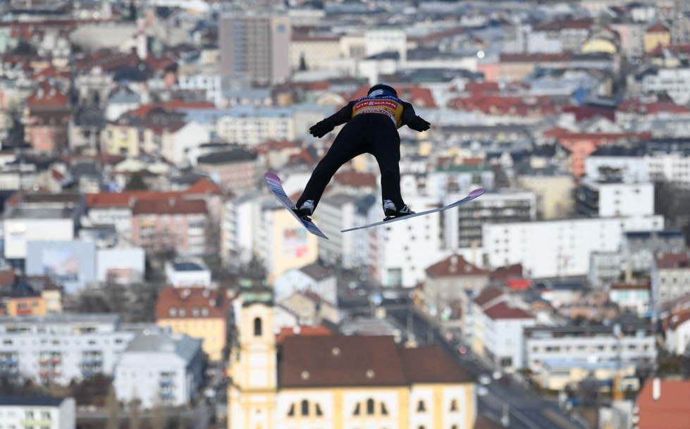 Mäkihypyn Keski-Euroopan mäkiviikon kilpailu Innsbruckissa peruttiin vaikeiden tuuliolosuhteiden takia. Kuva maanantain karsintakilpailusta. LEHTIKUVA/AFP