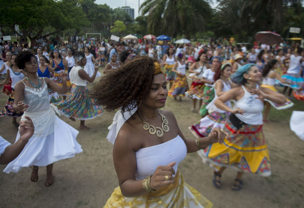 Syynä karnevaalin siirtymiselle on koronaviruspandemia, sillä Brasiliassa leviää parhaillaan koronan omikronvariantti. LEHTIKUVA / AFP