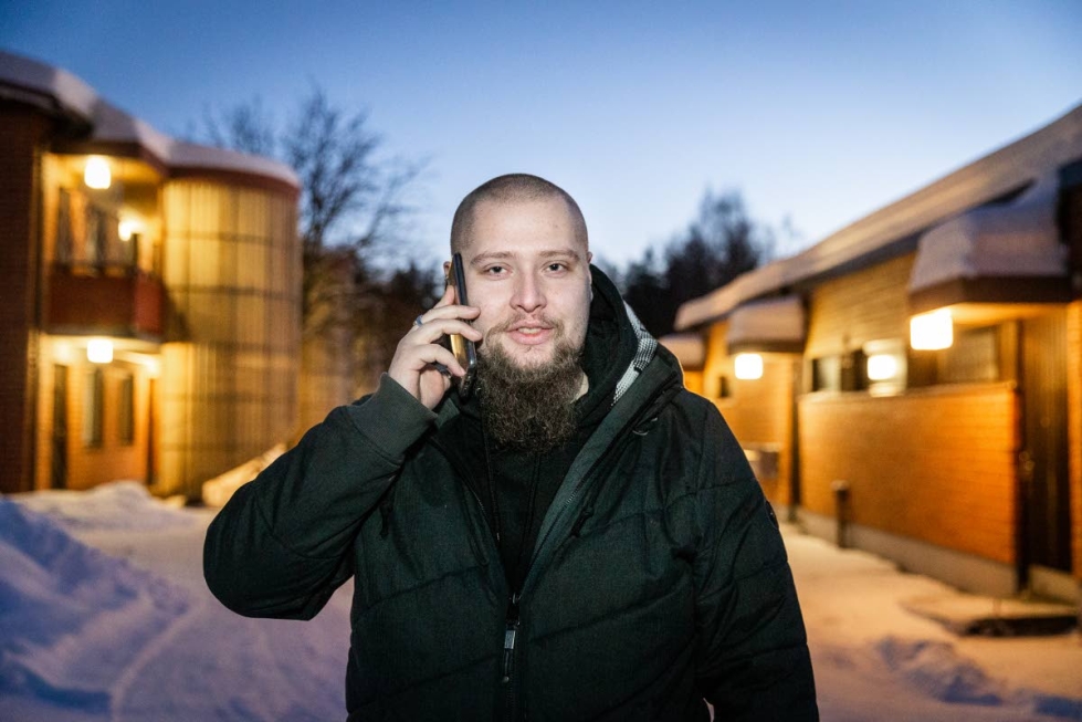 Joensuulainen Janne Pirinen tarjoaa naapuriapusovelluksen kautta keskusteluapua. Sen hän kokee tärkeäksi. Hän keskustelee avun tarvitsijoiden kanssa joko viestittelemällä, puhumalla puhelimessa tai juttelemalla kasvokkain.