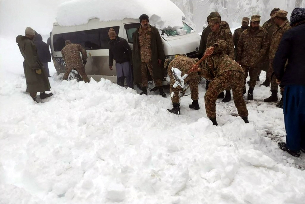 Sotilaat raivaavat runsaan lumen katkaisemaa tietä Murreessa, noin 70 kilometrin päässä Pakistanin pääkaupungista Islamabadista. LEHTIKUVA / AFP / HANDOUT
