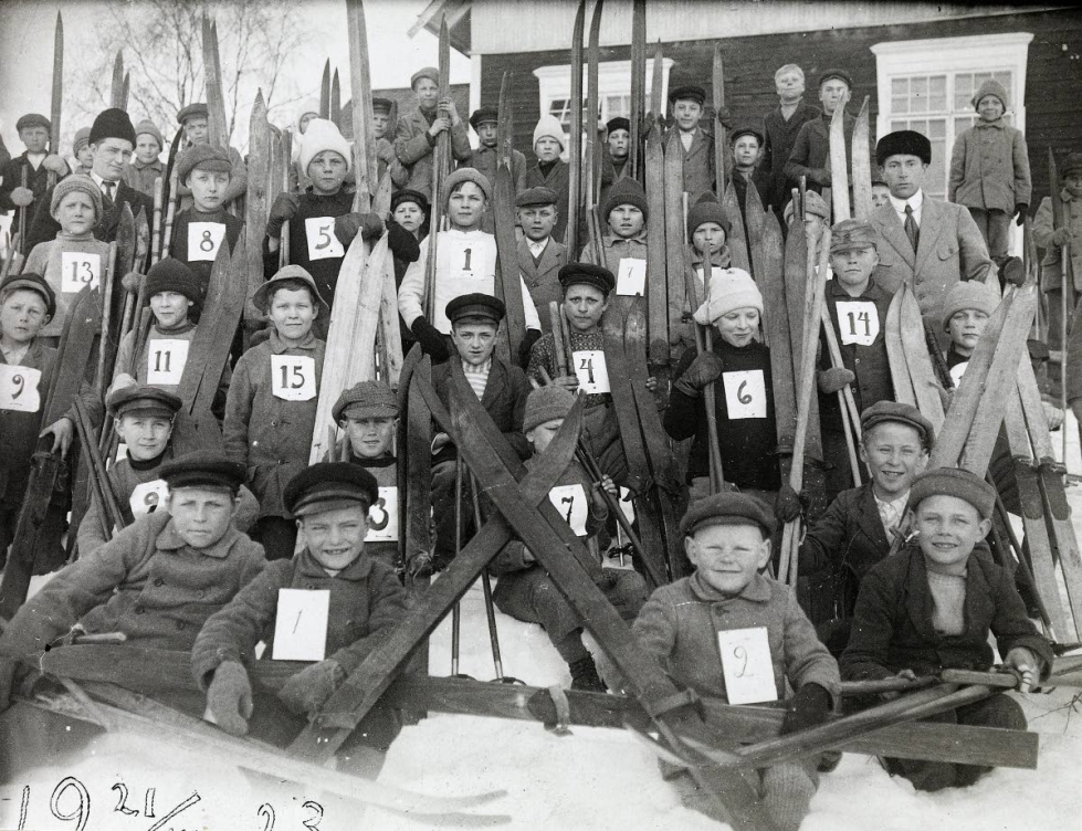 Hiihto kuului ennen lasten arkeen koulussa ja koulumatkoilla. Kuvassa Uuraisten Höytiän kansakoulun hiihtojoukkue vuonna 1929.
