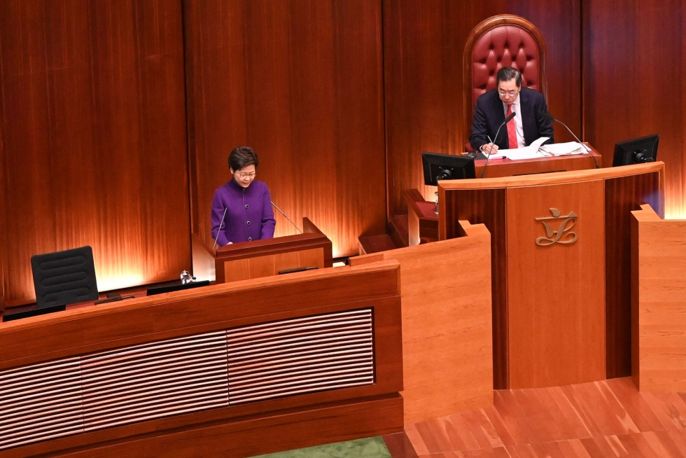 Hongkongin aluejohtaja Carrie Lam (vas.) sanoi hallinnon haluavan kieltää lisää kansalliseen turvallisuuteen liittyviä rikoksia. LEHTIKUVA / AFP