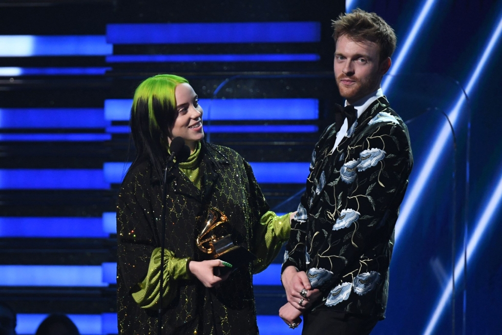 Muun muassa Billie Eilish (vasemmalla) on ehdolla Vuoden albumi -Grammyn saajaksi. Kuvassa Eilish ja tämän veli, tuottaja Finneas vuoden 2020 Grammy-gaalassa. LEHTIKUVA/AFP