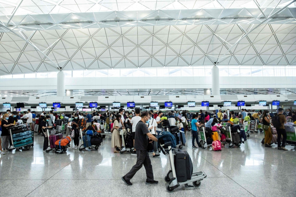 Päätös aiheuttaa päänsärkyä lentoyhtiöille, joista osa on jo alkanut välttää Hongkongia tiukkojen karanteenisääntöjen vuoksi. Lehtikuva/AFP