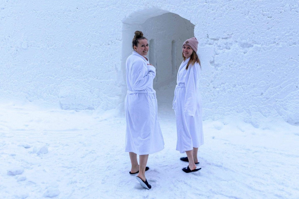 Kanerva Jääskeläinen kävi Ilona Liikasen kanssa Arctic Snowhotelin lumisaunassa, jossa vain lauteet ovat puuta.