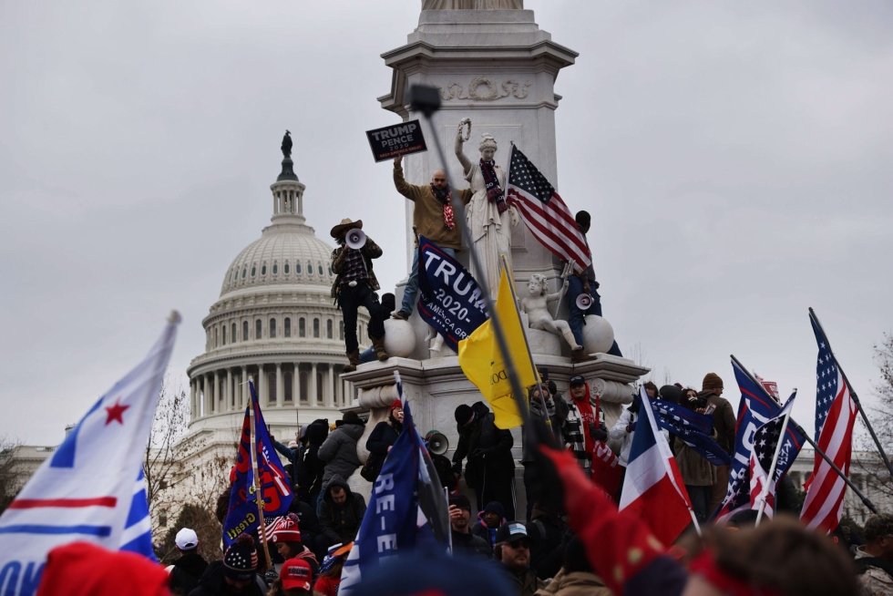 Vuosi sitten sadat entisen presidentin Donald Trumpin kannattajat tunkeutuivat kongressitaloon Washingtonissa estääkseen Bidenin presidentinvaalivoiton vahvistamisen. LEHTIKUVA/AFP